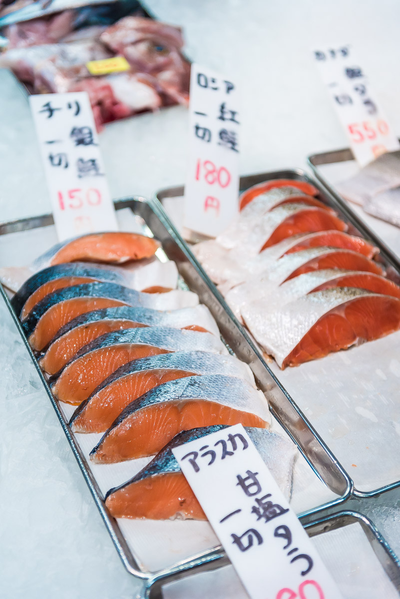 Fresh tuna slices over ice in Tokyo fish market