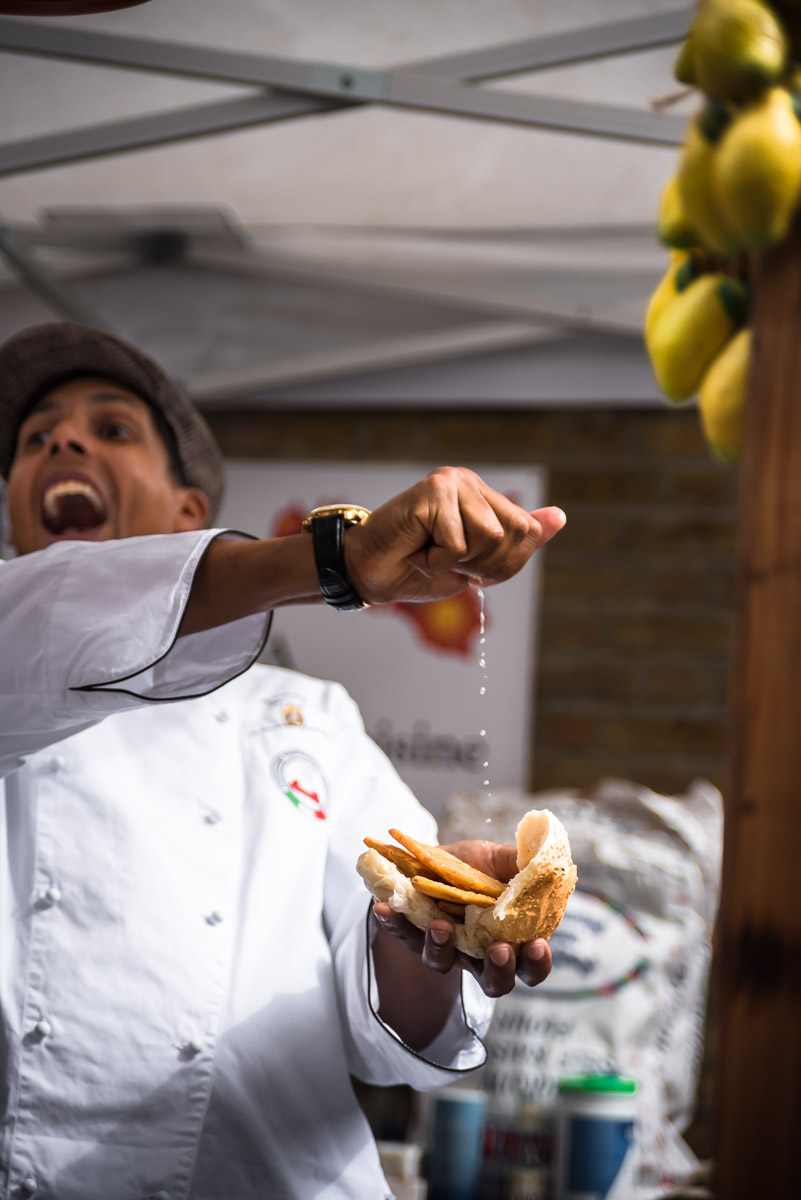 tips for street food photography - chef squeezing lemon on pane e panelle